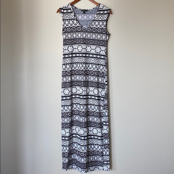 R&K Dresses & Skirts - Black and White Maxi Dress V-Neck R & K Medium